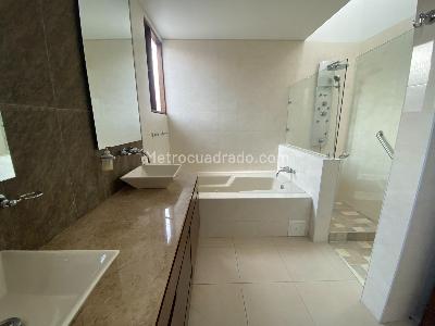 Casa de 4 alcobas en arriendo en San Jose De Bavaria, Bogotá, 800 m² · foto 16 de 19