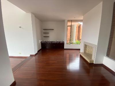 Casa de 3 alcobas en venta en San Jose De Bavaria, Bogotá, 420 m² · foto 2 de 16