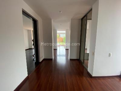 Casa de 3 alcobas en venta en San Jose De Bavaria, Bogotá, 420 m² · foto 3 de 16
