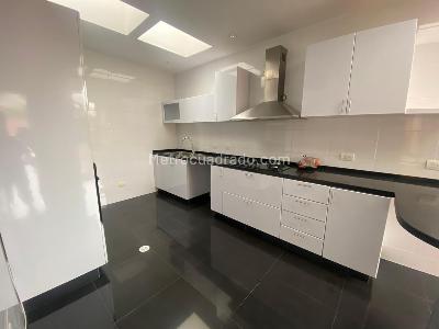 Casa de 3 alcobas en venta en San Jose De Bavaria, Bogotá, 420 m² · foto 5 de 16
