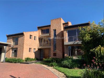 Casa de 4 alcobas en venta en Hacienda San Simon, Bogotá, 1153 m² · foto 2 de 9