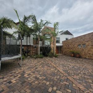 Casa de 4 alcobas en venta en San Jose De Bavaria, Bogotá, 550 m² · foto 3 de 20