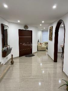 Casa de 4 alcobas en venta en San Jose De Bavaria, Bogotá, 320 m² · foto 2 de 15