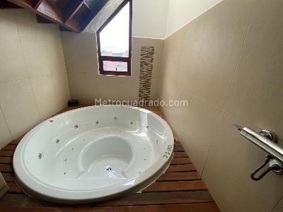 Casa de 4 alcobas en venta en San Jose De Bavaria, Bogotá, 800 m² · foto 17 de 19
