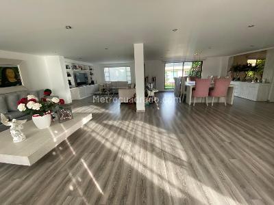 Casa de 4 alcobas en venta en San Jose De Bavaria, Bogotá, 600 m² · foto 2 de 13