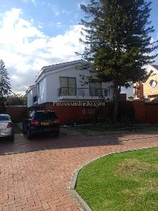 Casa de 4 alcobas en venta en San Jose De Bavaria, Bogotá, 380 m² · foto 2 de 20