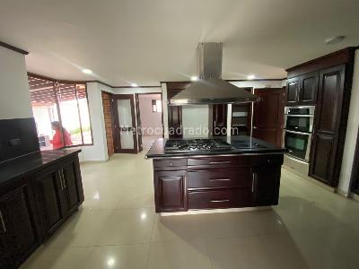 Casa de 4 alcobas en venta en San Jose De Bavaria, Bogotá, 800 m² · foto 2 de 11