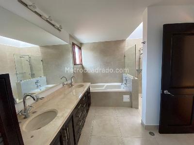 Casa de 4 alcobas en arriendo en San Jose De Bavaria, Bogotá, 800 m² · foto 7 de 11