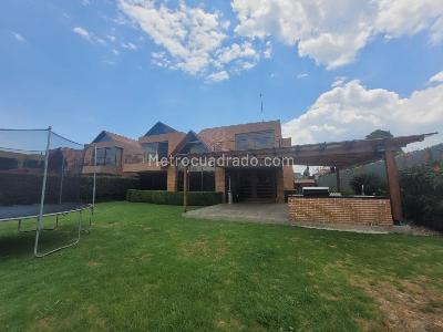 Casa de 4 alcobas en venta en San Jose De Bavaria, Bogotá, 800 m² · foto 1 de 20