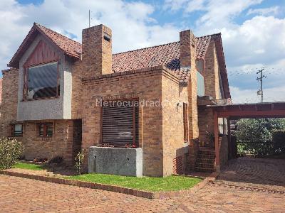 Casa de 3 alcobas en venta en San Jose De Bavaria, Bogotá, 280 m² · foto 2 de 19