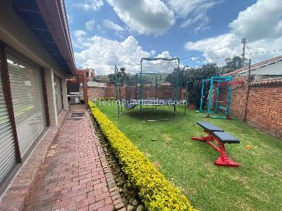 Casa de 4 alcobas en venta en San Jose De Bavaria, Bogotá, 800 m² · foto 1 de 15