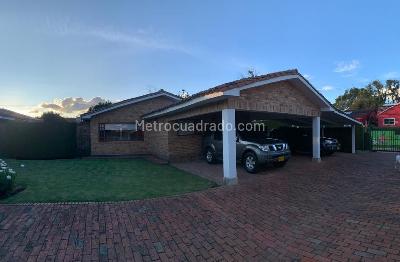 Casa de 3 alcobas en venta en San Jose De Bavaria, Bogotá, 220 m² · foto 2 de 17