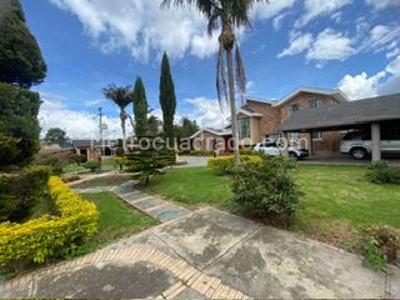 Casa de 4 alcobas en venta en San Jose De Bavaria, Bogotá, 1500 m² · foto 1 de 19