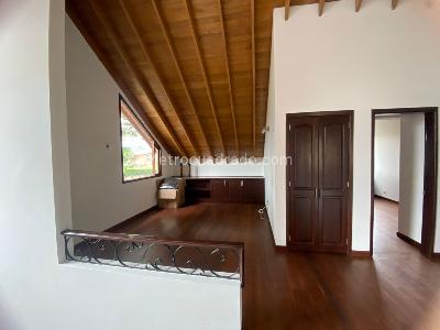 Casa de 4 alcobas en venta en San Jose De Bavaria, Bogotá, 360 m² · foto 2 de 20