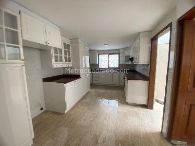 Casa de 4 alcobas en venta en San Jose De Bavaria, Bogotá, 260 m² · foto 2 de 15