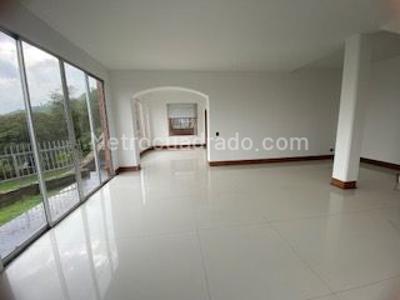 Casa de 4 alcobas en arriendo en San Jose De Bavaria, Bogotá, 800 m² · foto 2 de 14