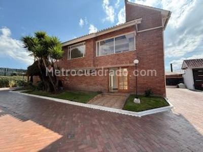 Casa de 3 alcobas en venta en San Jose De Bavaria, Bogotá, 800 m² · foto 2 de 14