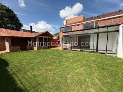 Casa de 3 alcobas en venta en San Jose De Bavaria, Bogotá, 800 m² · foto 3 de 14