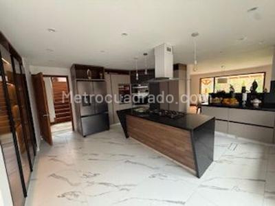 Casa de 4 alcobas en venta en San Jose De Bavaria, Bogotá, 800 m² · foto 2 de 16