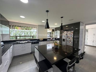 Casa de 3 alcobas en venta en San Jose De Bavaria, Bogotá, 550 m² · foto 2 de 17
