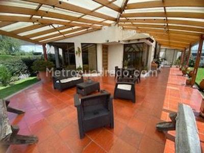 Casa de 4 alcobas en venta en San Jose De Bavaria, Bogotá, 800 m² · foto 2 de 20