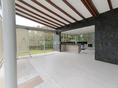 Casa de 5 alcobas en arriendo en Loma Del Escobero, Envigado, 400 m² · foto 3 de 20