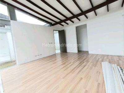 Casa de 5 alcobas en arriendo en Loma Del Escobero, Envigado, 400 m² · foto 8 de 20
