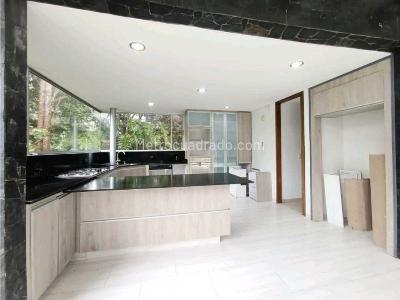 Casa de 5 alcobas en arriendo en Loma Del Escobero, Envigado, 400 m² · foto 12 de 20