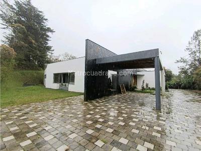 Casa de 5 alcobas en venta en Loma Del Escobero, Envigado, 400 m² · foto 2 de 20