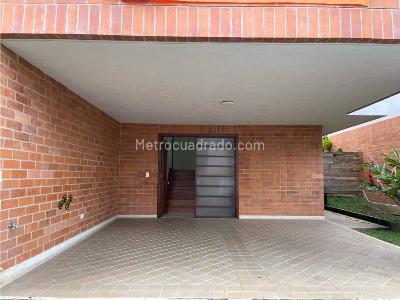 Casa de 3 alcobas en venta en El Esmeraldal, Envigado, 240 m² · foto 2 de 20