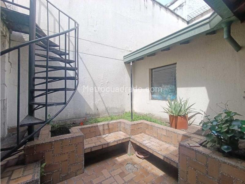 Casa amplia de 5 alcobas en arriendo cerca al Estadio - 9