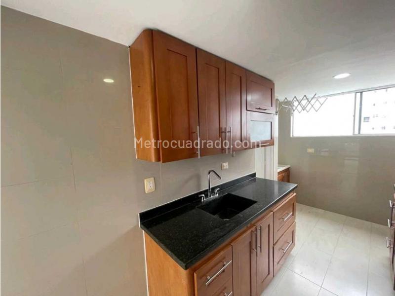 Apartamento de 3 Alcobas con Zonas Sociales en Los Balsos - 2