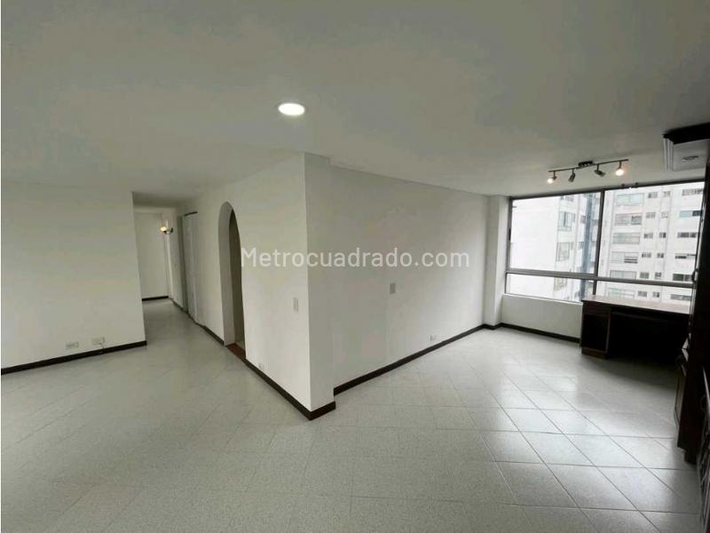 Apartamento de 3 Alcobas con Zonas Sociales en Los Balsos - 5