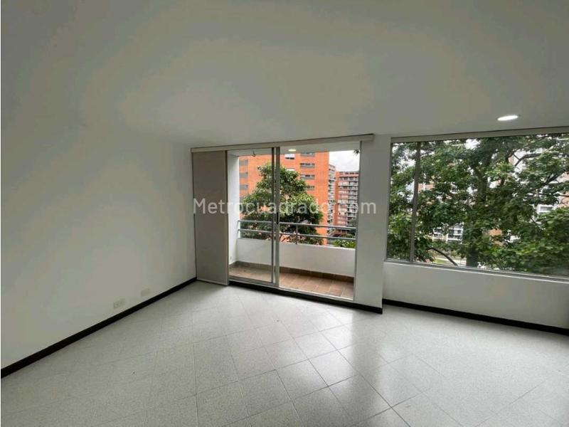 Apartamento de 3 Alcobas con Zonas Sociales en Los Balsos - 6