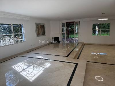Casa de 4 alcobas en arriendo en Los Naranjos, Medellín, 400 m² · foto 2 de 18