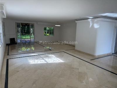 Casa de 4 alcobas en arriendo en Los Naranjos, Medellín, 400 m² · foto 3 de 18