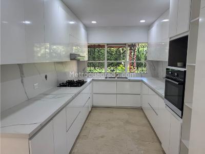 Casa de 4 alcobas en arriendo en Los Naranjos, Medellín, 400 m² · foto 4 de 18