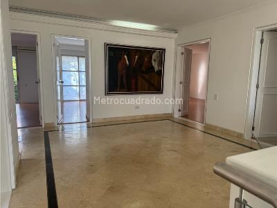 Casa de 4 alcobas en arriendo en Los Naranjos, Medellín, 400 m² · foto 10 de 18