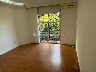 Casa de 4 alcobas en arriendo en Los Naranjos, Medellín, 400 m² · foto 12 de 18