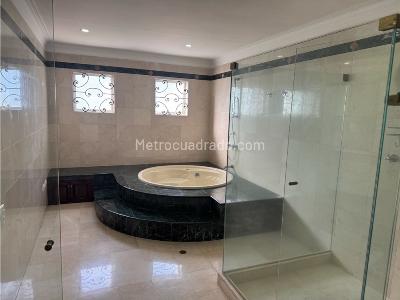 Casa de 4 alcobas en arriendo en Los Naranjos, Medellín, 400 m² · foto 14 de 18