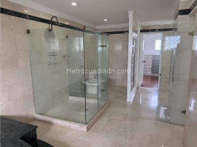 Casa de 4 alcobas en arriendo en Los Naranjos, Medellín, 400 m² · foto 15 de 18