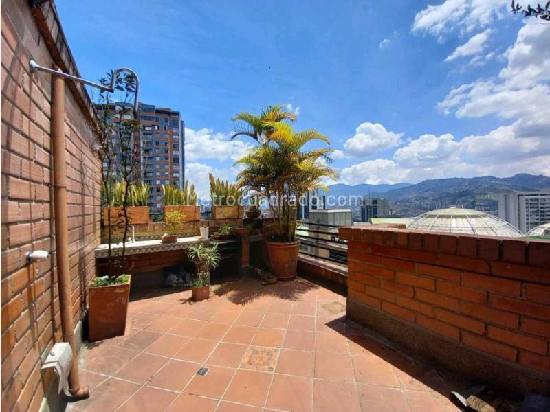 Duplex de 2 Alcobas con Terraza y Vista en Milla de Oro