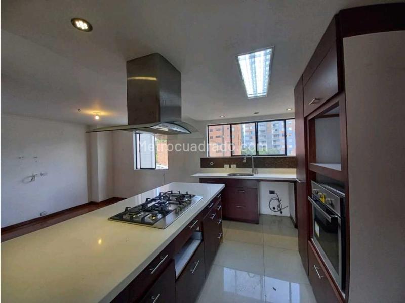 Duplex de 2 Alcobas con Terraza y Vista en Milla de Oro - 9