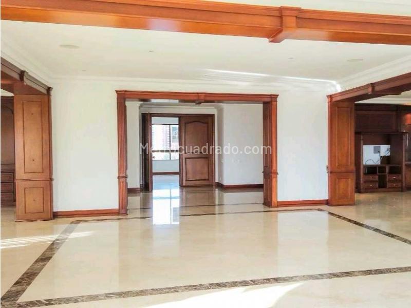 Apartamento Amplio de 4 Alcobas con Cancha de Tenis en El Tesoro