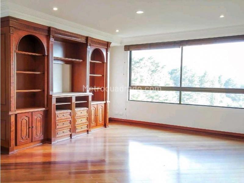 Spacious 4BR Apartment with Tennis Court in El Tesoro - 3