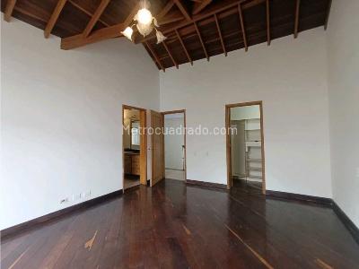 Casa de 4 alcobas en arriendo en Altos Del Poblado, Medellín, 346 m² · foto 2 de 20