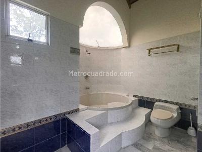 Casa de 4 alcobas en arriendo en Altos Del Poblado, Medellín, 346 m² · foto 4 de 20