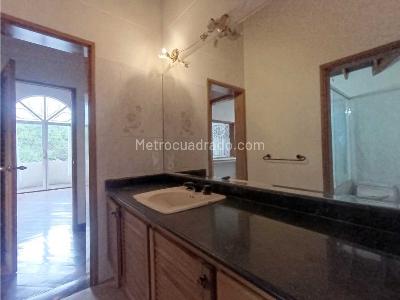 Casa de 4 alcobas en arriendo en Altos Del Poblado, Medellín, 346 m² · foto 13 de 20