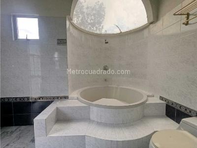 Casa de 4 alcobas en arriendo en Altos Del Poblado, Medellín, 346 m² · foto 19 de 20