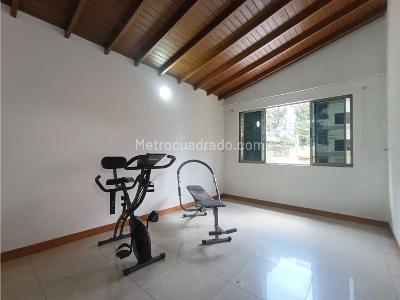 Casa de 4 alcobas en arriendo en Los Colores, Medellín, 360 m² · foto 8 de 20